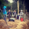 De heren vermaken zich weer prima tijdens het logeerweekend in hun zelf gemaakt 